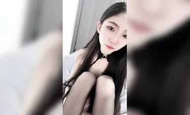 長腿嫩足顏值小母狗，連體黑絲透視裝，嫩足展示淫語挑逗，跪地自慰各種道具深插騷穴 (22)