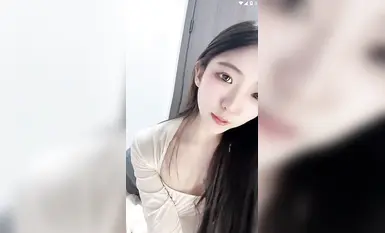 긴 다리, 부드러운 발, 아름다운 작은 년, 원피스 검은색 실크 시스루 의상, 음란한 단어가 보이는 부드러운 발, 다양한 소품을 깊숙이 넣어서 자위하기 위해 무릎을 꿇고 있음 (3)