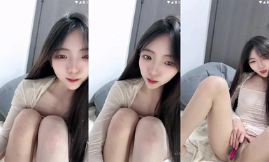 ขาสวยเรียวยาว เท้านุ่มนิ่ม สาวน้อยน่ารัก ชุดซีทรูผ้าไหมสีดำชิ้นเดียว เท้านุ่มนิ่มโชว์คำหยาบคาย คุกเข่าช่วยตัวเองด้วยอุปกรณ์ต่างๆ ลึกเข้าไปในช่องคลอด (4)