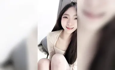 長腿嫩足顏值小母狗，連體黑絲透視裝，嫩足展示淫語挑逗，跪地自慰各種道具深插騷穴 (4)