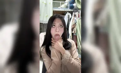 白い目で舌を突き出してオーガズム顔になっている黒い顔の雌犬のコレクション。舌はとても柔軟です。この舌でこの弟を包んであげたらどんなにクールでしょう！ （３）