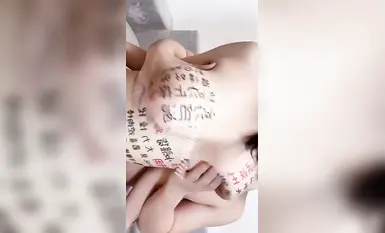 【2025年新流】推特05年巨乳芭比【魔鬼愛Nasiax1】付費VIP福利①，水蛇腰蜜桃臀，寫滿淫字，邊肏邊調，母狗屬性拉滿 (2)