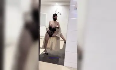 劲爆反差性感尤物『兔兔』及其闺蜜VIP群秀禾群婚纱露脸口交啪啪，唯美性感婚纱新娘超级反差完整版福利① (4)