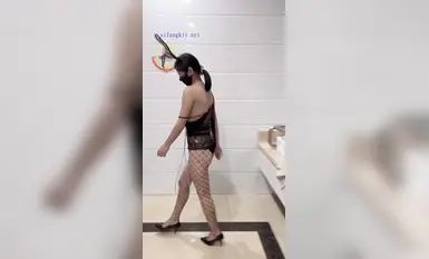 劲爆反差性感尤物『兔兔』及其闺蜜VIP群秀禾群婚纱露脸口交啪啪，唯美性感婚纱新娘超级反差完整版福利① (4)