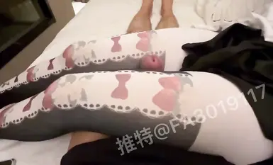 喜歡cos的小母狗嫩妹『桐下愛希』純欲小腳絲足啪啪，軟萌乖巧的小妹妹被操的叫爸爸 白虎蜜桃穴緊致吸吮太上頭了[上]（2）