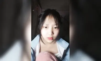 長相清純的學生妹在宿舍直播大秀，長的還怪可愛的 (1)