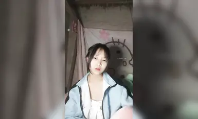 長相清純的學生妹在宿舍直播大秀，長的還怪可愛的 (1)
