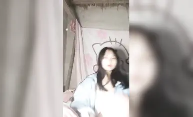 長相清純的學生妹在宿舍直播大秀，長的還怪可愛的 (1)