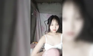 Seorang pelajar perempuan yang berwajah tulen menyiarkan secara langsung rancangan di asramanya, dan dia kelihatan comel (2)