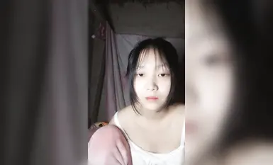 Seorang pelajar perempuan yang berwajah tulen menyiarkan secara langsung rancangan di asramanya, dan dia kelihatan comel (2)