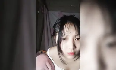 Seorang pelajar perempuan yang berwajah tulen menyiarkan secara langsung rancangan di asramanya, dan dia kelihatan comel (2)