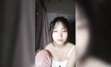 Seorang pelajar perempuan yang berwajah tulen menyiarkan secara langsung rancangan di asramanya, dan dia kelihatan comel (2)