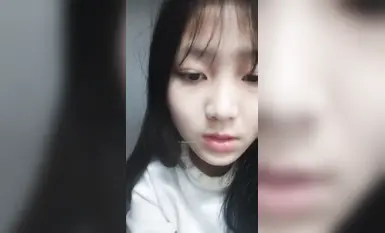 長相清純的學生妹在宿舍直播大秀，長的還怪可愛的 (3)