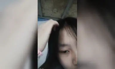 長相清純的學生妹在宿舍直播大秀，長的還怪可愛的 (3)