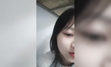 長相清純的學生妹在宿舍直播大秀，長的還怪可愛的 (3)