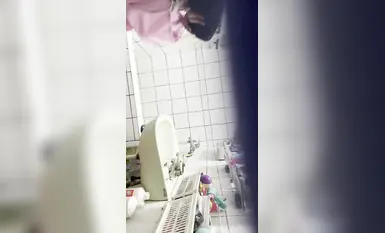 朋友女友來借住，偷拍她脫衣洗澡