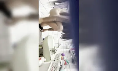 朋友女友來借住，偷拍她脫衣洗澡