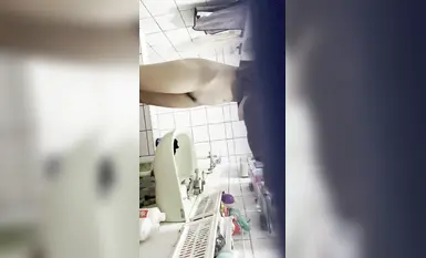 朋友女友來借住，偷拍她脫衣洗澡