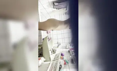 朋友女友來借住，偷拍她脫衣洗澡