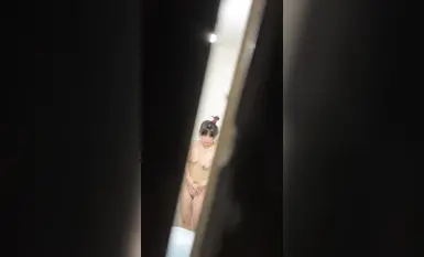 Cô gái tắm sau khi tập thể dục