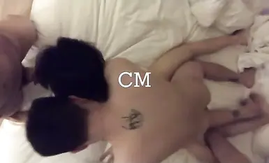 2025年2月最新流出，推特约炮大神【mr__polarbear】，3P双飞女女玩的起飞，学生妹。娇小玲珑，抱起来又操又打屁股(3)