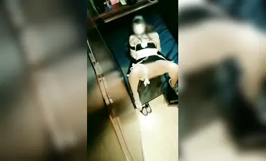 สาวใช้ช่วยตัวเองในที่สาธารณะ