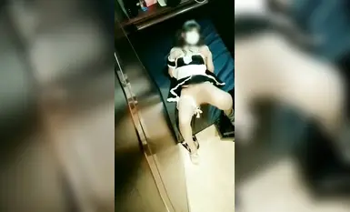 สาวใช้ช่วยตัวเองในที่สาธารณะ