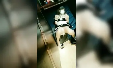 สาวใช้ช่วยตัวเองในที่สาธารณะ