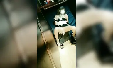 สาวใช้ช่วยตัวเองในที่สาธารณะ