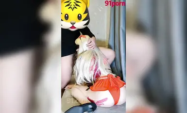 Cos pembantu rumah yang comel melakukan kaedah menghisap sperma harimau putih_jus atas menitiskan sperma ke dalam mata_HD asli