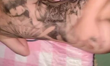 Pertarungan tab mandi_Ledakan gadis bertatu faraj yang dicukur_Semua jus putih keluar dan memenuhi lubang sempit dengan air mani