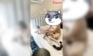 ไอ้จู๋หนาระเบิดใส่พี่สาวขาเรียวยาวในถุงน่องตาข่ายและส้นสูง_แทงอย่างรุนแรงเข้าไปในช่องคลอดที่แคบและอ่อนโยน_ผู้หญิงอยู่ด้านบนและหลั่งออกมา