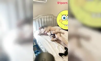 ไอ้จู๋หนาระเบิดใส่พี่สาวขาเรียวยาวในถุงน่องตาข่ายและส้นสูง_แทงอย่างรุนแรงเข้าไปในช่องคลอดที่แคบและอ่อนโยน_ผู้หญิงอยู่ด้านบนและหลั่งออกมา