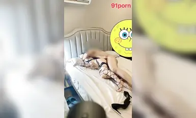 ไอ้จู๋หนาระเบิดใส่พี่สาวขาเรียวยาวในถุงน่องตาข่ายและส้นสูง_แทงอย่างรุนแรงเข้าไปในช่องคลอดที่แคบและอ่อนโยน_ผู้หญิงอยู่ด้านบนและหลั่งออกมา