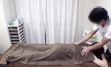 FC2-PPV-4604602 ※到1/24為止半價【無/正篇Mufufu】黑髮整潔小胸大小姐（苗條美女）以色情按摩喚醒情慾！她敏感的乳頭和陰部受到刺激，她無法抗拒將陰莖含在嘴裡進行特殊按摩！ ！