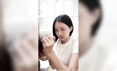 【2025年新流出】FansOne網紅，人妻反差婊【Zhen禎】廁所口