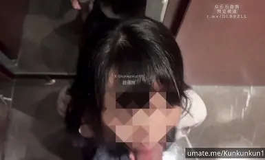 【2月新檔】77萬粉絲網黃蜂腰美乳蘿莉「困困狗」付費資源《慾望青春期》③，鏡前跪地強制深喉，暴力顏射全被榨幹了 (1)