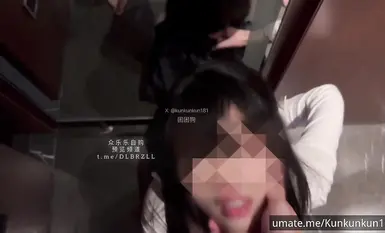 【2月新檔】77萬粉絲網黃蜂腰美乳蘿莉「困困狗」付費資源《慾望青春期》③，鏡前跪地強制深喉，暴力顏射全被榨幹了 (1)