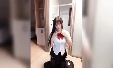 Super-high-quality big-breasted bitch, a pair of big and soft tits, squatting and masturbating with a fake cock (5)