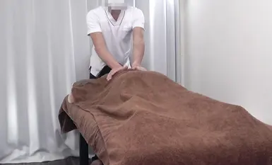 fc2-ppv-4640087 新品半價促銷，截止3月13日！ [未經審查/原始性愛] 一位非常漂亮和性感的女人來到我們的商店，她看起來像一位辦公室女士。看來她真的很享受腹股溝區域的油按摩！