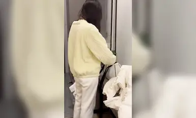 สาวนักศึกษาใสซื่อในชุดเดรสลายดอกไม้ได้รับเชิญให้ถ่ายรูปส่วนตัว เธอถูกช่างภาพจีบแบบไม่เต็มใจและเล่นกับจิมิสีชมพูของเธอ (1)