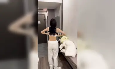 สาวนักศึกษาใสซื่อในชุดเดรสลายดอกไม้ได้รับเชิญให้ถ่ายรูปส่วนตัว เธอถูกช่างภาพจีบแบบไม่เต็มใจและเล่นกับจิมิสีชมพูของเธอ (1)