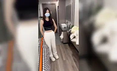 สาวนักศึกษาใสซื่อในชุดเดรสลายดอกไม้ได้รับเชิญให้ถ่ายรูปส่วนตัว เธอถูกช่างภาพจีบแบบไม่เต็มใจและเล่นกับจิมิสีชมพูของเธอ (1)