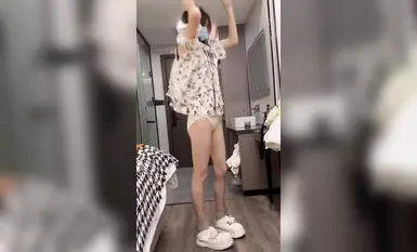 สาวนักศึกษาใสซื่อในชุดเดรสลายดอกไม้ได้รับเชิญให้ถ่ายรูปส่วนตัว เธอถูกช่างภาพจีบแบบไม่เต็มใจและเล่นกับจิมิสีชมพูของเธอ (1)