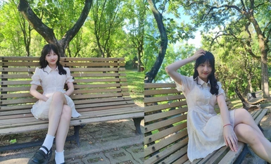 หญิงสาวที่เพิ่งเรียนจบจากวิทยาลัยแห่งหนึ่งในต้าโจว ถ่ายเซลฟี่กับแฟนหนุ่มในบ้านเช่า