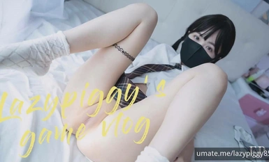 外表清纯实际放荡反差白虎女大「lazypiggy懒懒猪」《甜美游戏陪玩》，女陪玩玩到一半被强行推倒插入，无套内射白虎嫩穴