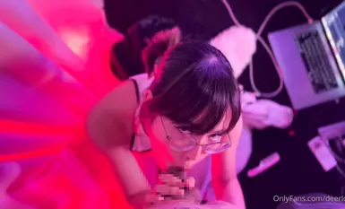 萬狼求檔OnlyFans斯文眼鏡反差小姐姐【deerlong】私拍合集,極品中的極品天生的肉便器,純情少女展現精湛口活兒口爆吞精 (74)