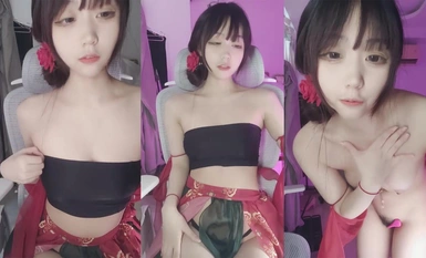 【真实露脸学生妹】土豪重金定制，清纯舞蹈校花【萝莉小羊】福利②，裸舞勾引，跳蛋道具自慰(9)