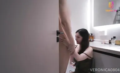 High-value sister [Veronica0804 Kitten] Slutty na babaeng direktor at katulong ay mapusok na pumasok sa banyo_deep throat blowjob paglunok ng tamud