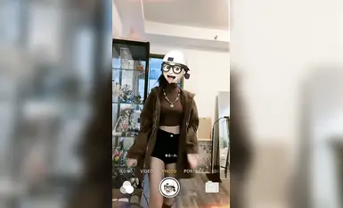 抖音反差女神『宥子oct9』最新定制道具自慰，风骚气质高挑身材男人看了就想侵犯穷人女神富人玩物精盆(2)